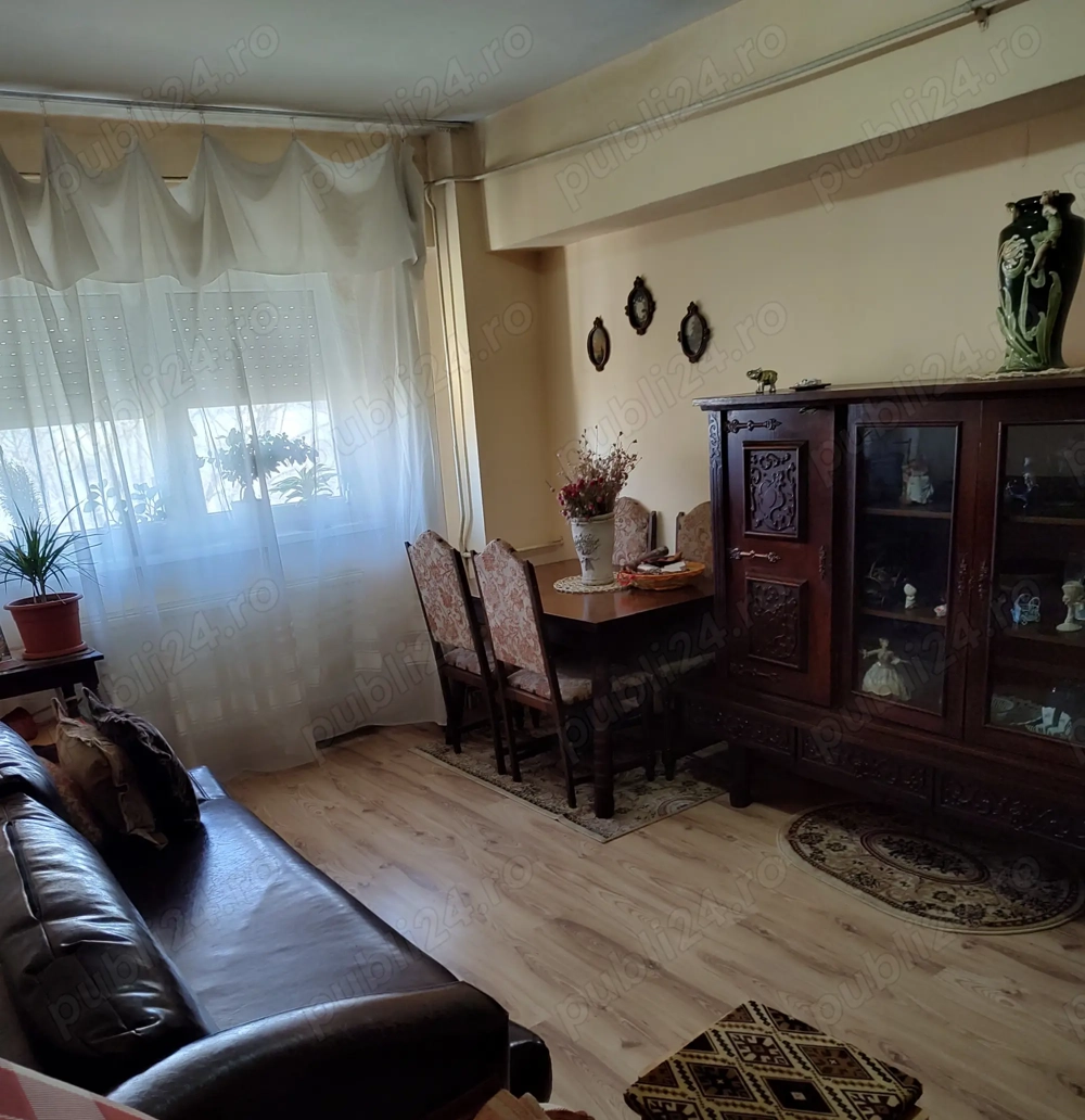 Vând apartament 3 camere central