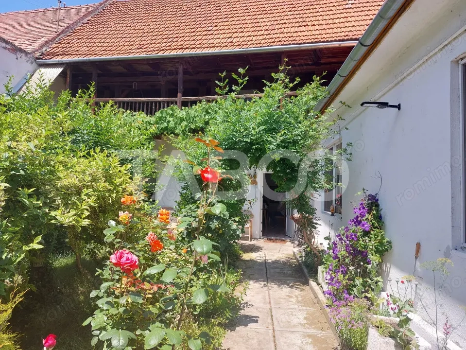 Casa 214 mp utili singur in curte 800 mp teren zona centrala Cisnadie