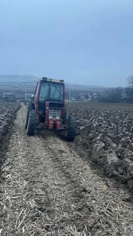 Vand doua tractoare Internationale