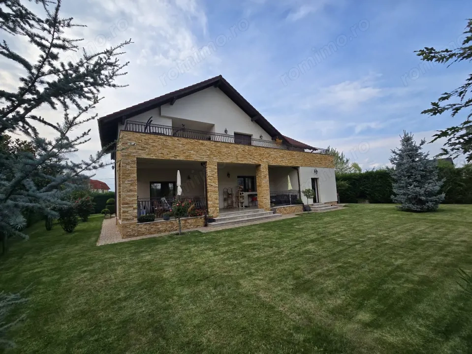 Vilă spectaculoasă de vânzare - Platou Găvana