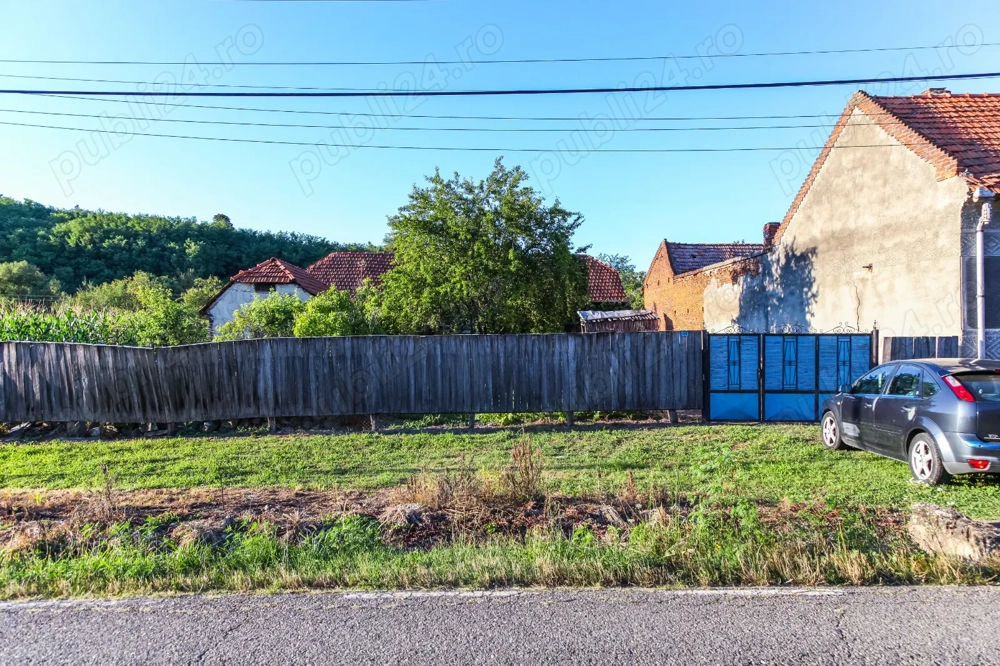 Vând teren intravilan pentru două case cu utilități apă și curent