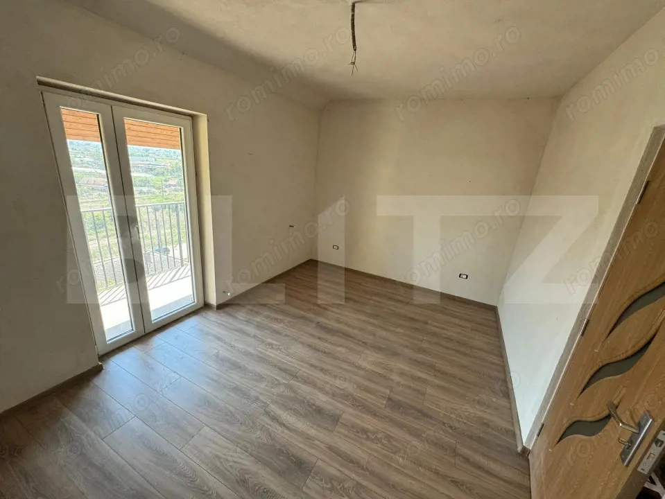 Apartament 3 camere, 80 mp, curte si garaj, Micro