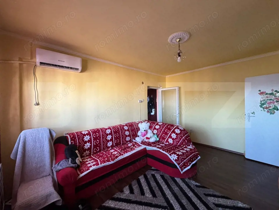 Apartament cu 2 camere, semidecomandat, zona ultracentrala in SImeria