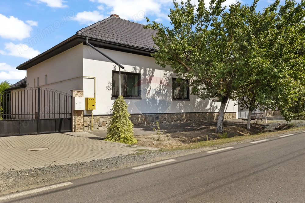 Casă mobilată în Curtici, cu teren 1439 mp, independentă energetic