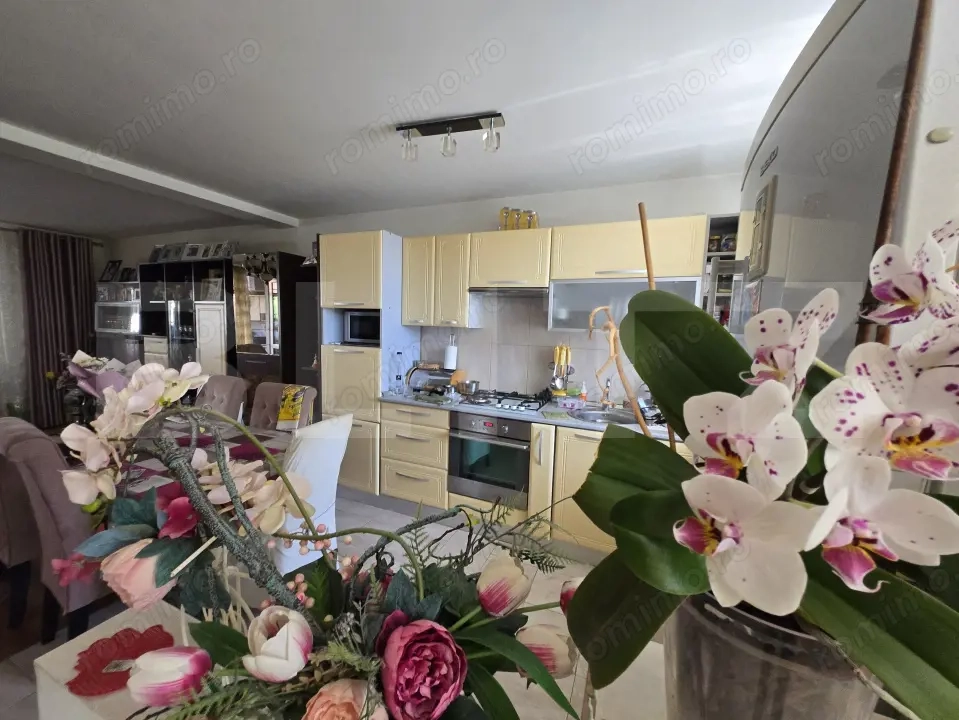 Casa tip duplex cu 3 camere,100 mp utili,Centru