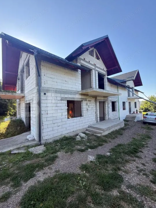 Casa Duplex la rosu, 222 mp utili, teren 423 mp, Burdujeni, Suceava
