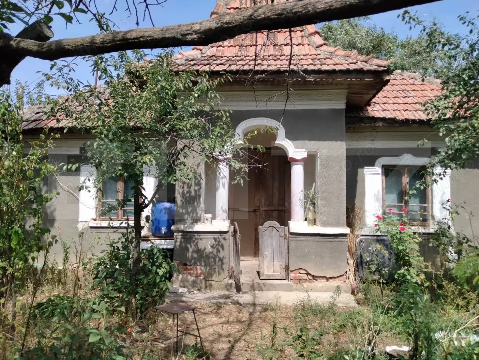 Casa renovabila/demolabila cu 2300 mp teren, Varvor/Bujoru