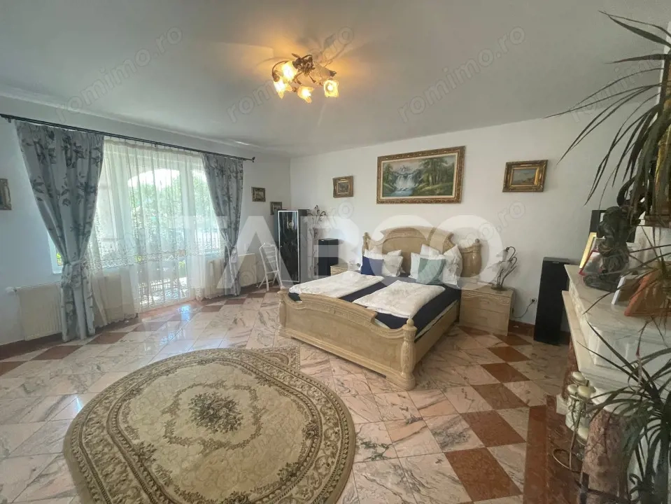 Casa deosebita  de vanzare 453 mp utili si curte 528 mp in Avrig