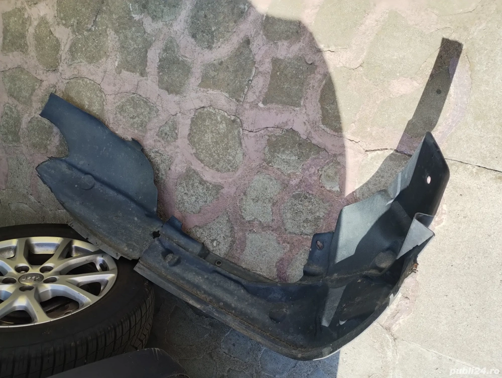 Piese Jeep Compass 2012 CRD - Frana de mână, cotieră, carenaj roata dreapta față.
