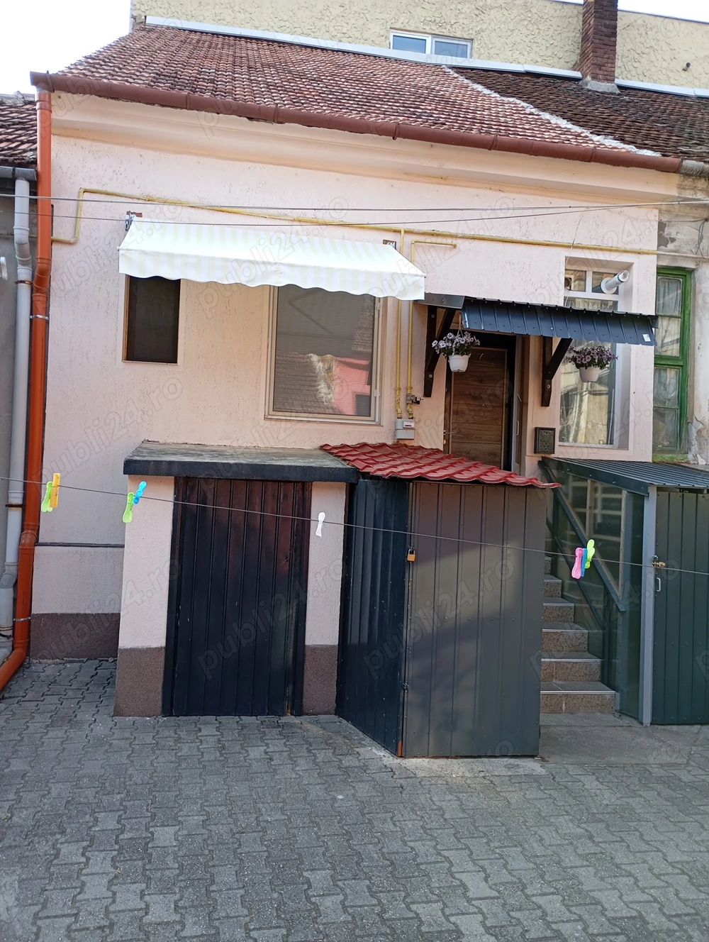 Vând locuință la curte comuna zona Mețianu Arad.