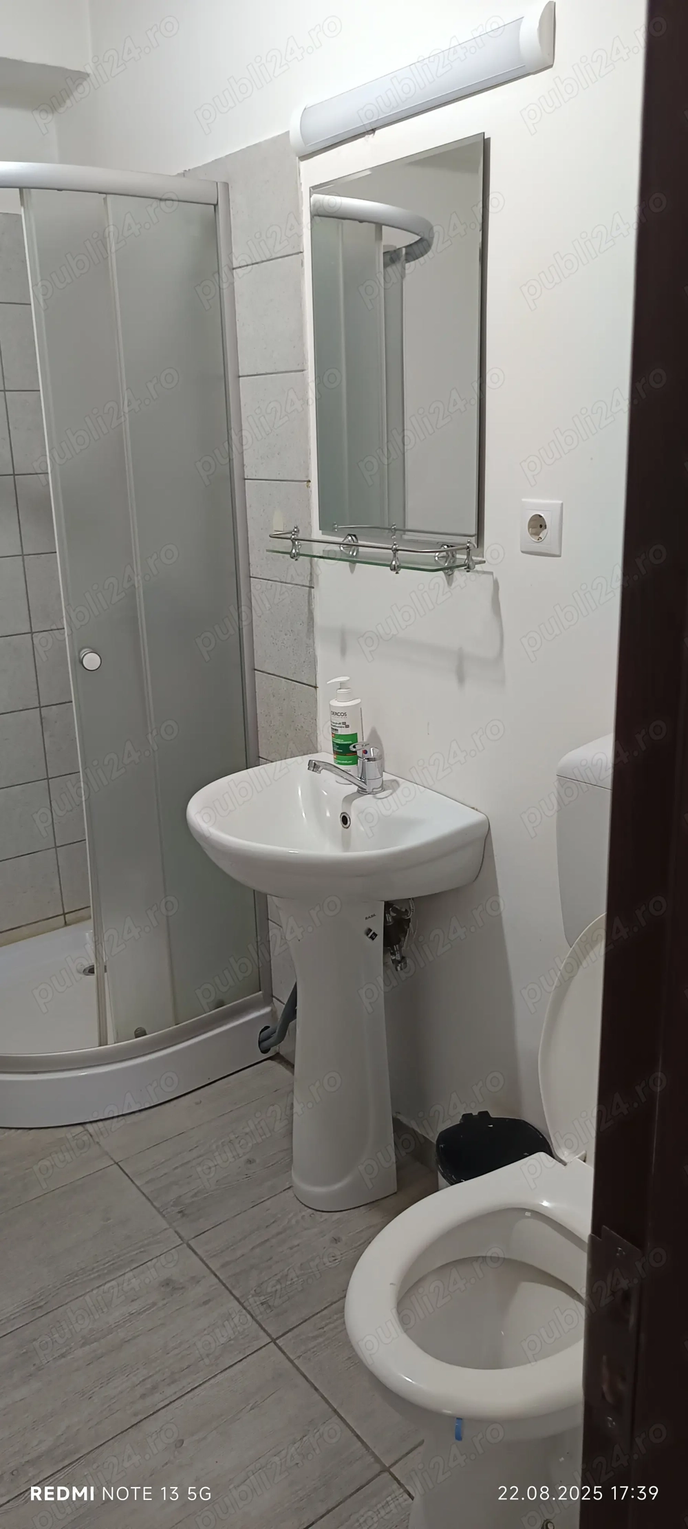 INCHIRIEZ apartament  doua camera tip open-space{,bucatarie , dormitor si living] .