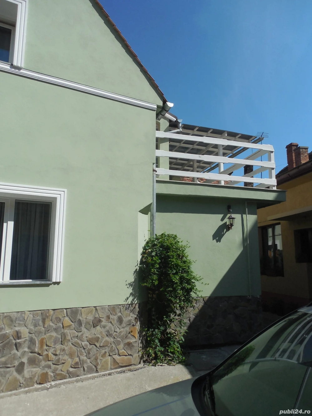 Închiriez in regim hotelier 2 ap.cu 2 camere si o garsoniera.Situate la 2 min.de piata mare pe jos .