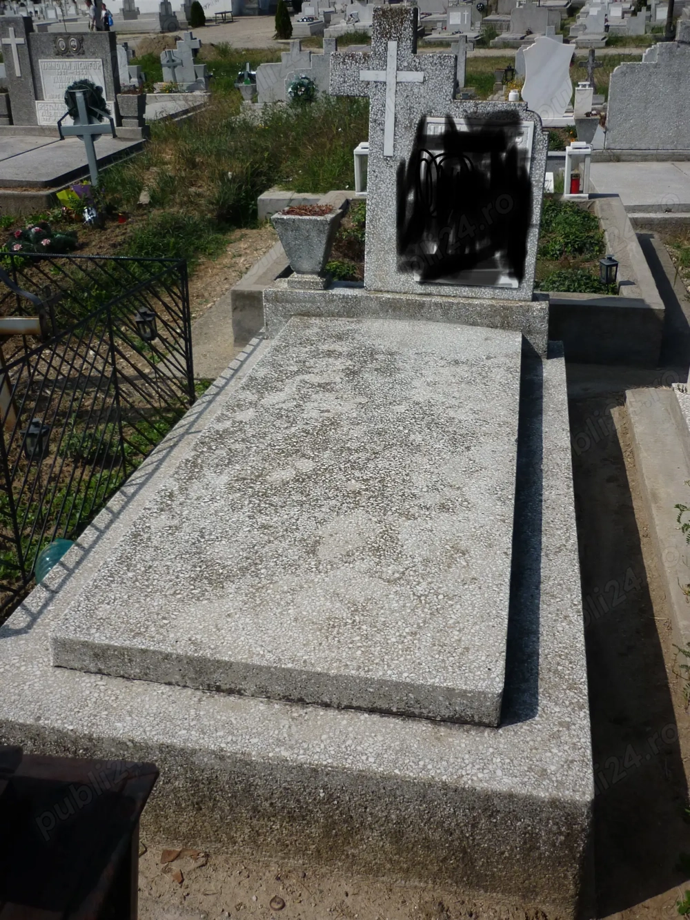 Vand cripta loc de veci.   