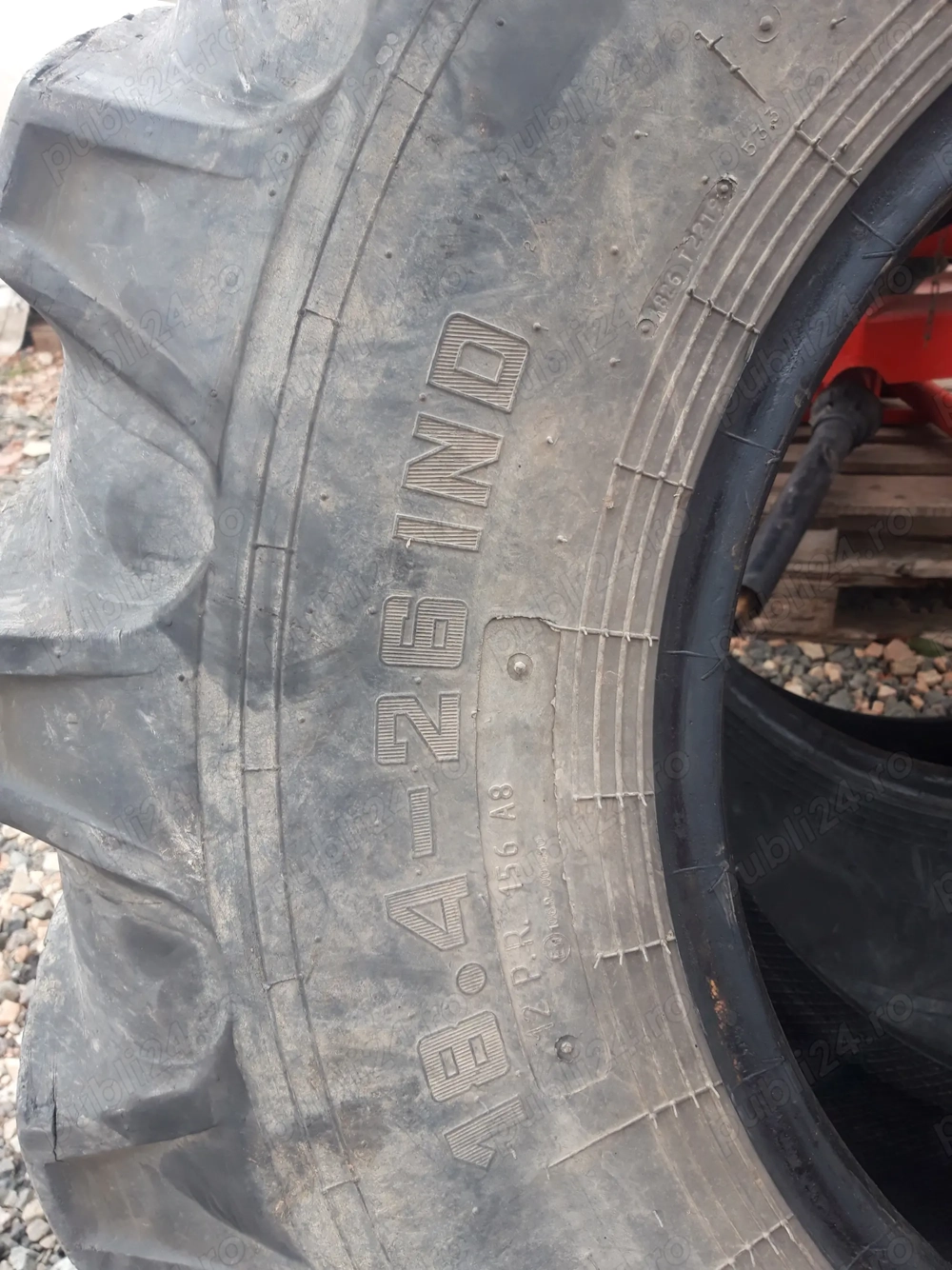 Vând cauciucuri Buldoexcavator 