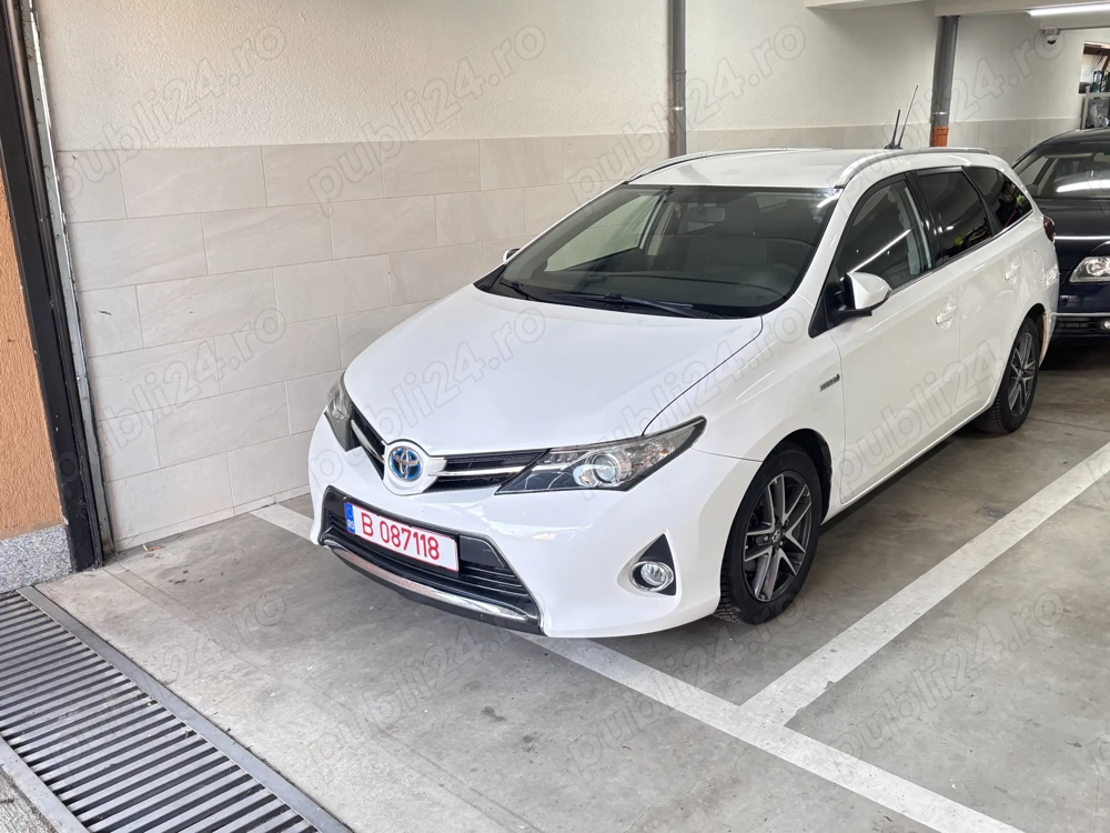 Vând Toyota auris hibrid break 2015