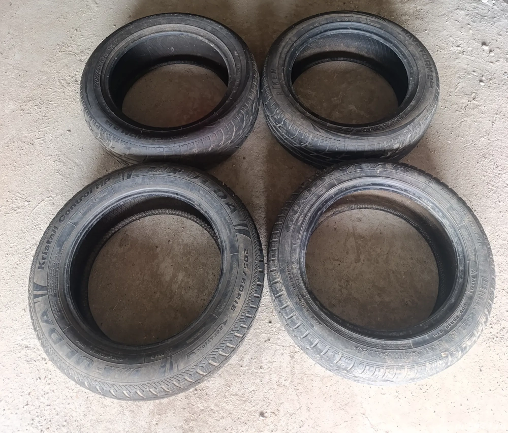 Vand cauciucuri M+S 205/60/16 la 90 de lei bucata.