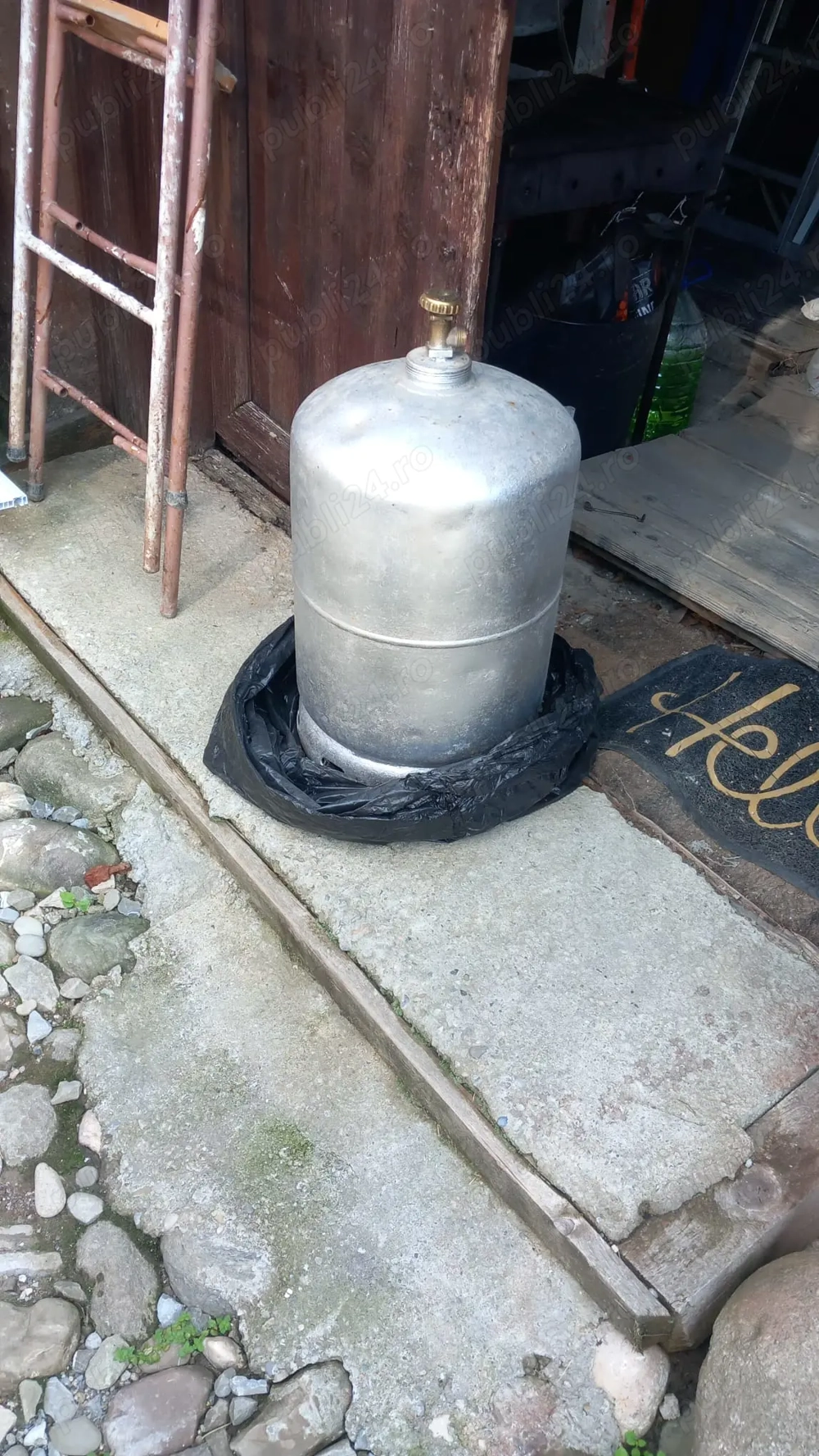 Vand doua butelii de aragaz