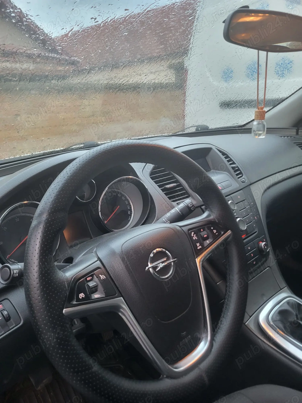 Închirieri auto cu garanție Opel Insignia și Dacia Sandero