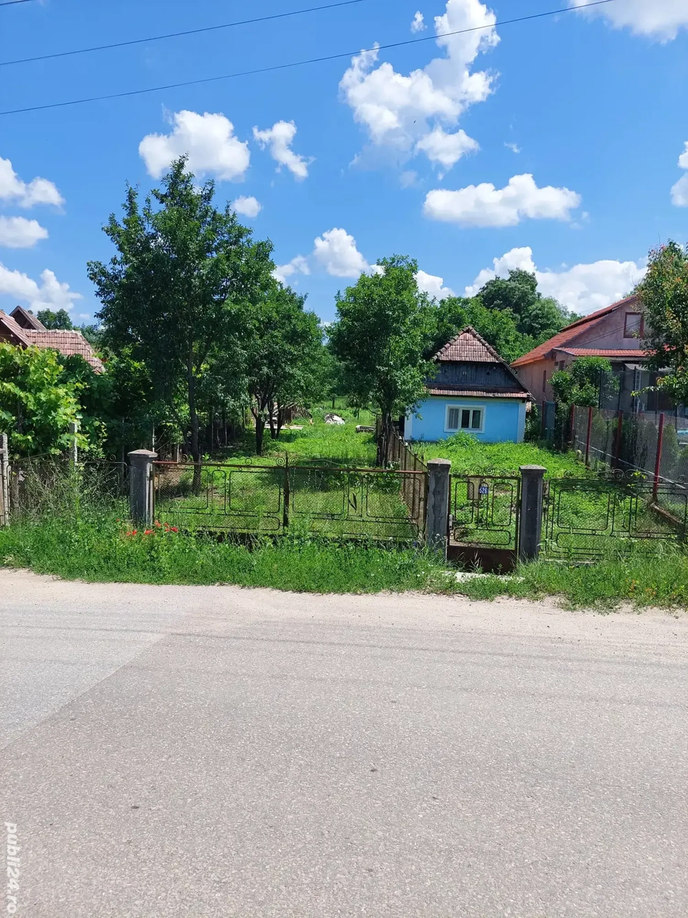 Vând casă bătrânesc 