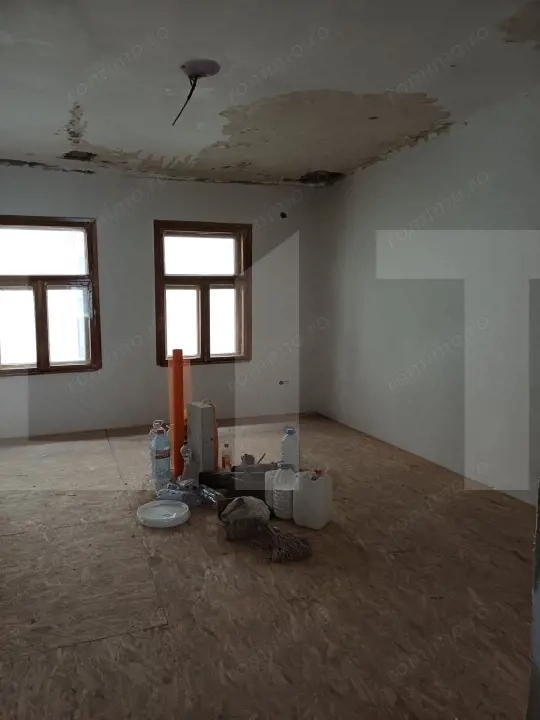 Casa de vanzare cu  2 camere ,Curtea41 - Tg Secuiesc, zona centrale