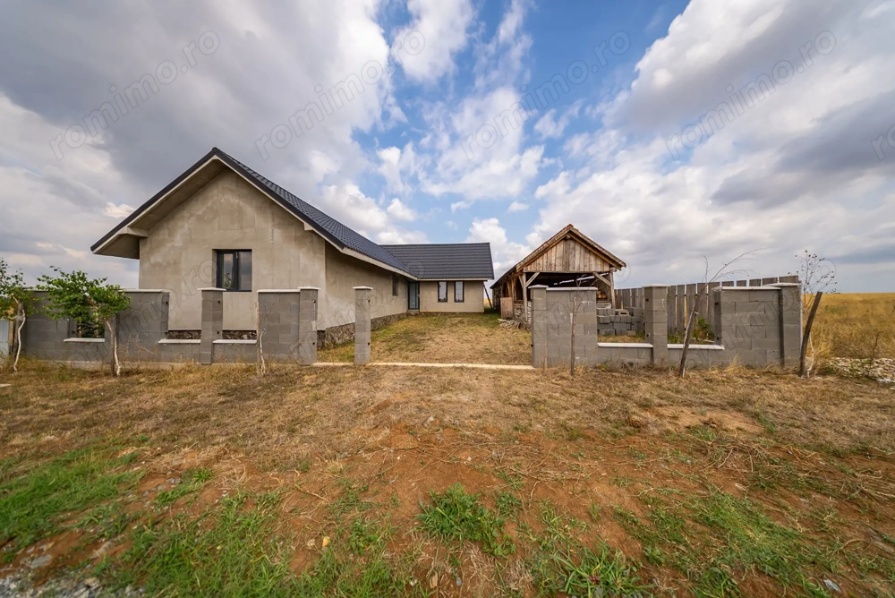 Casă de vânzare cu 3 camere in Alunis