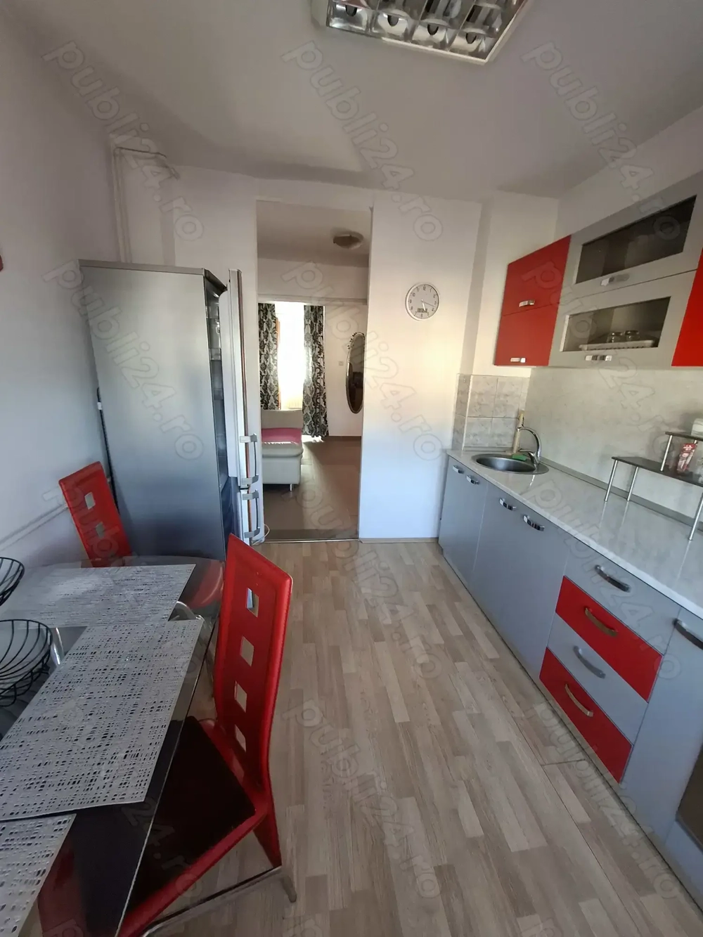 Închiriez Apartament 4 camere ,bucătărie, baie, etaj intermediar 