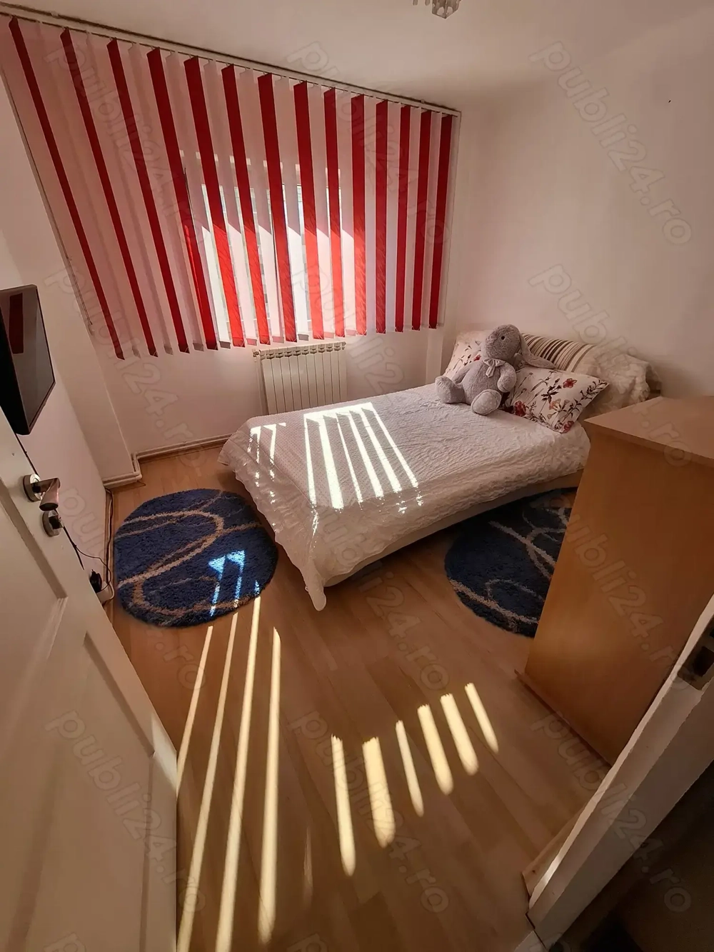 Închiriez Apartament 4 camere , foarte întreținut  ! etaj intermediar 