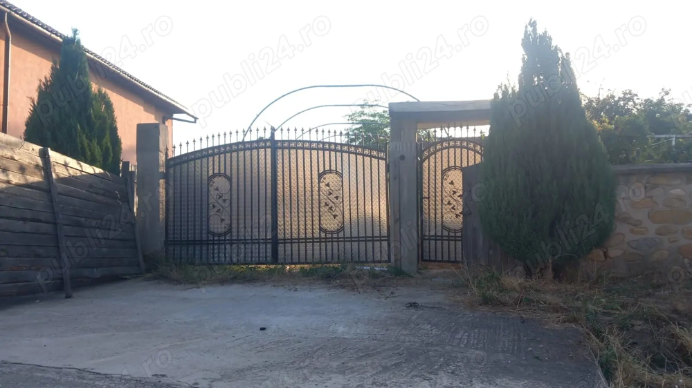 Vând 1000 mp teren intravilan situat în zona deosebită și liniștită