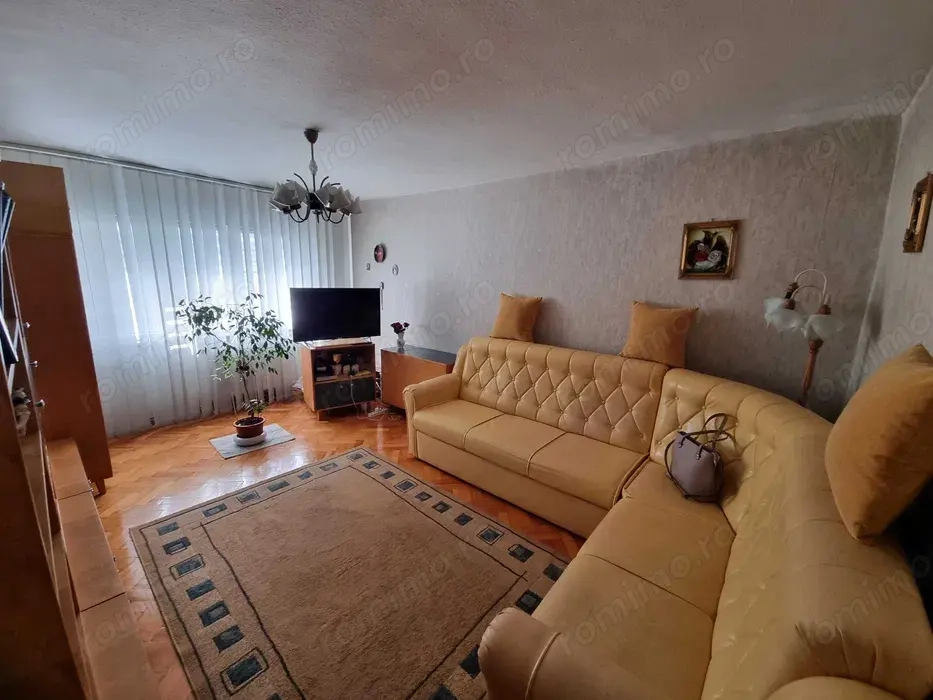 Apartament 3 camere decomadat, zona Aradului