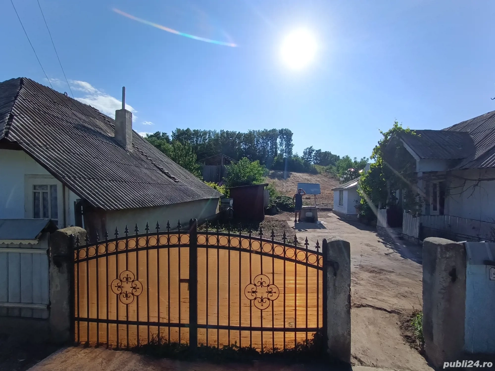 Vand teren intravilan 2400m2 cu fantana+curent electric la 6km de Pascani 