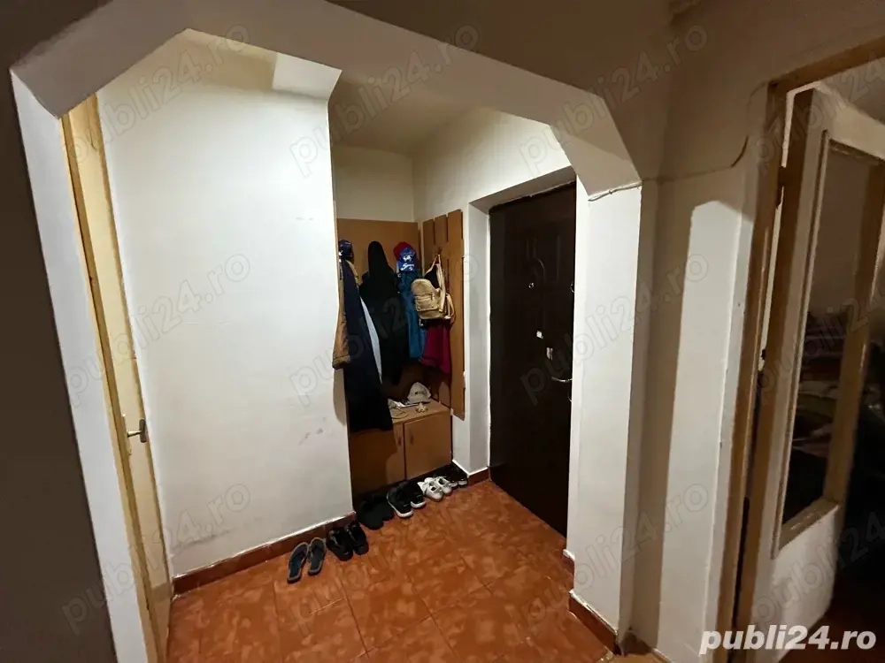 Apartament 3 camere Dambovita decomandat partial amenajat 