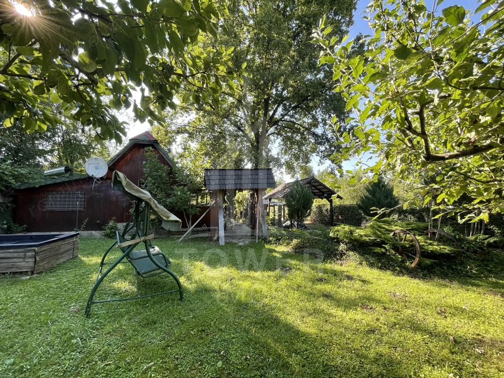 Teren deosebit cu cabană din lemn, Tocile – locație liniștită