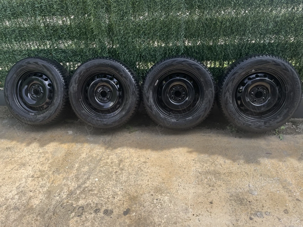 Vând urgent set jante complet ( Nokian )