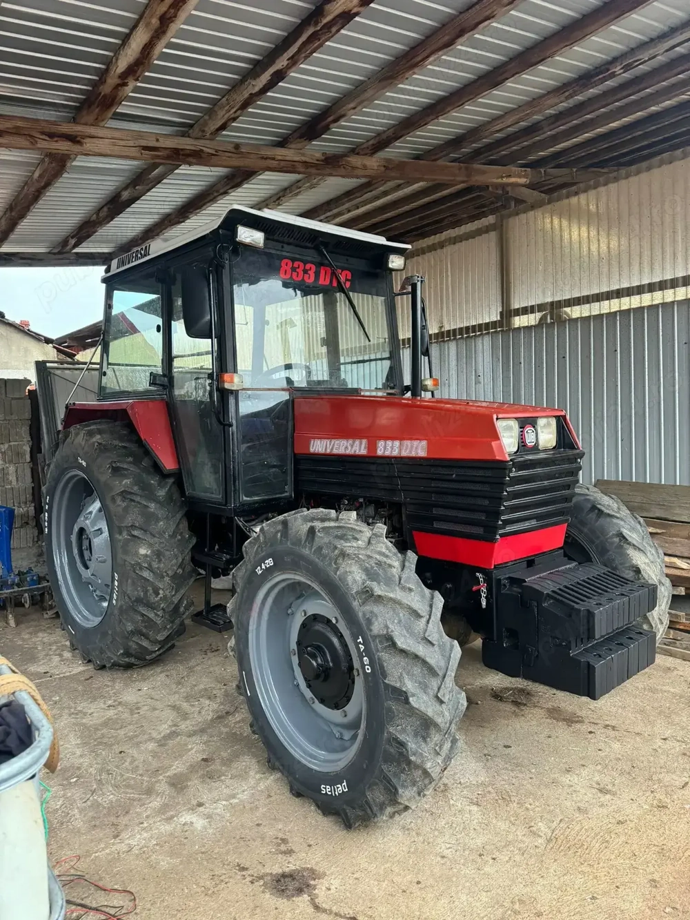 Vand tractor Universal 703-833. 