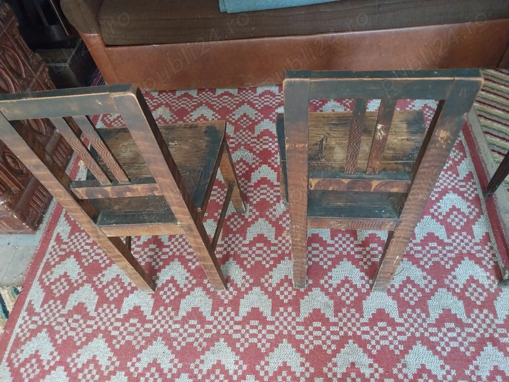 Vand 2 scaune de lemn vechi