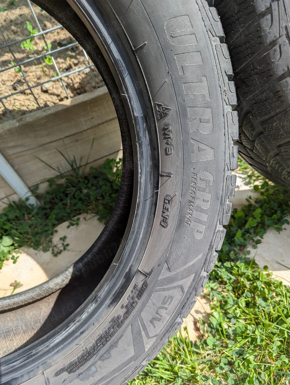 vand 2 anvelope de iarna SUV Goodyear 225 x55 R 19