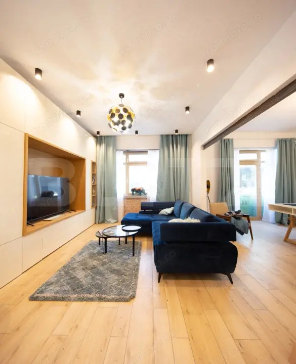 Apartament cu personalitate, tavan înalt și terasă – zona Scala Center