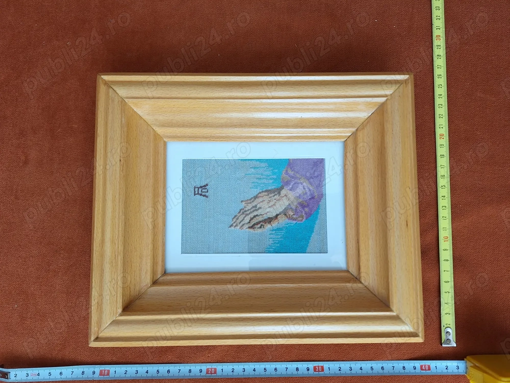 Goblen vechi cu rama din lemn lacuita si sticla peste goblen, model 2