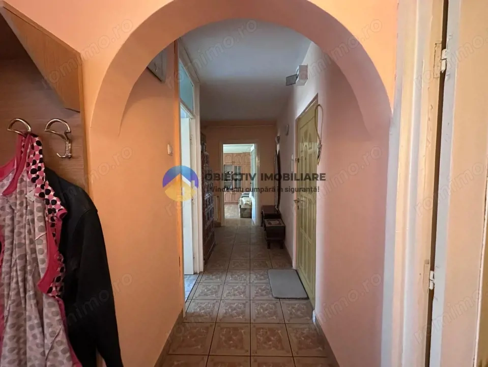 Apartament 3 camere de vânzare - Zona Centrală / 2 băi
