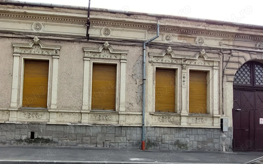 Casa de vanzare   zona centrala, locatie excelenta, front stradal 10m