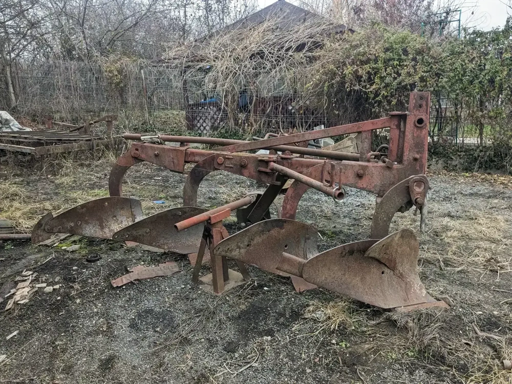 Vând  plug si grapă 