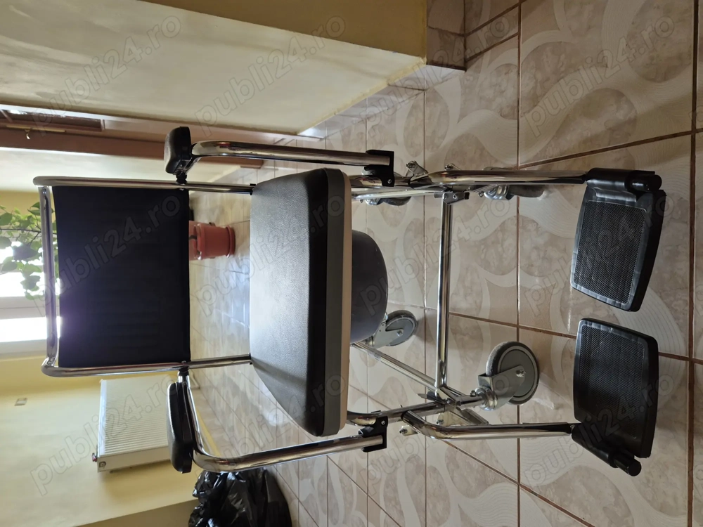 Scaun cu rotile cu vas de toaleta