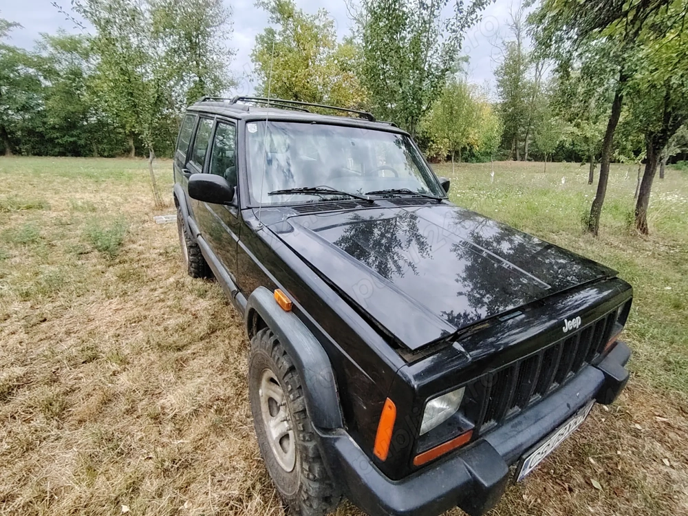Vând Jeep Cherokee 2.5 în stare buna de funcționare 