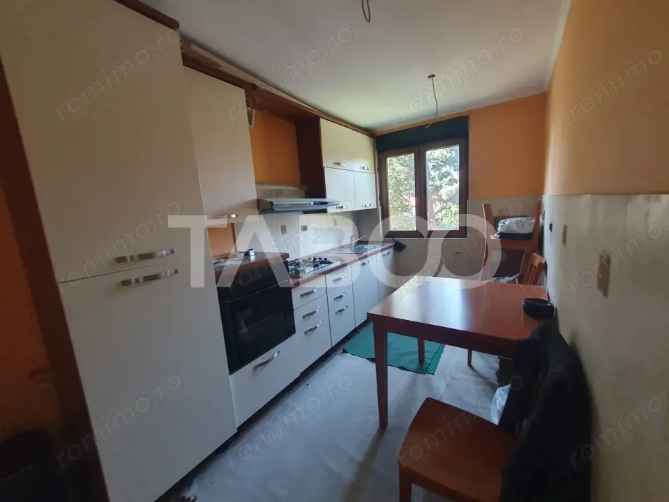 Apartament semidecomandat 2 camere etaj 2 zona 13 Decembrie Apartament semidecomandat 2 camere etaj 2 zona 13 Decembrie