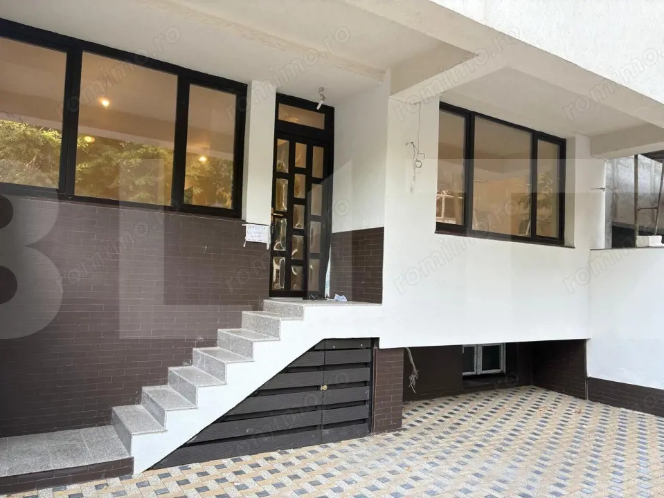 Apartament tip vilă, 4 camere, 3 niveluri, curte proprie 40 mp, intrare separa Apartament tip vilă, 4 camere, 3 niveluri, curte proprie 40 mp, intrare separa