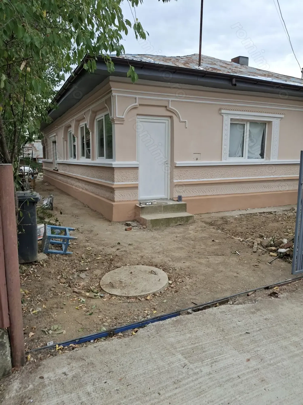 Casă de vanzare in comuna Potlogi . Casă de vanzare in comuna Potlogi .