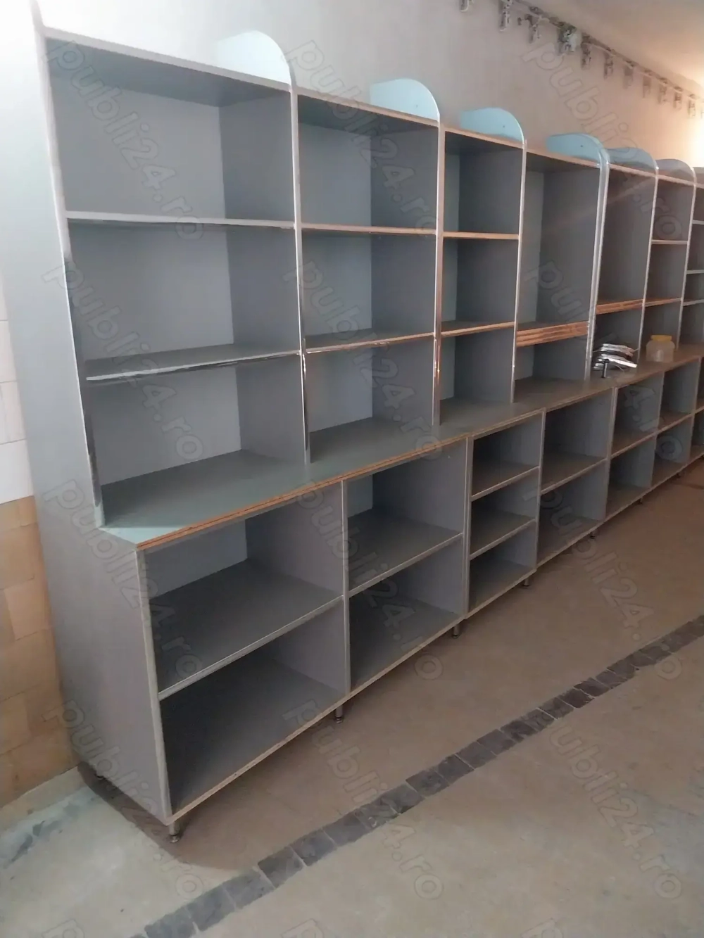 Vând rafturi si vitrine prezentare