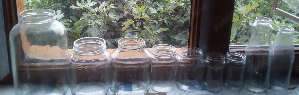 Vând borcane și sticle de mai multe dimensiuni. 