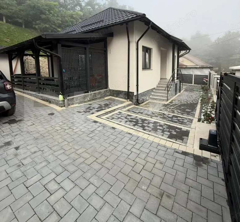 Casa individuala de inchiriat, 2 camere, zona Centru