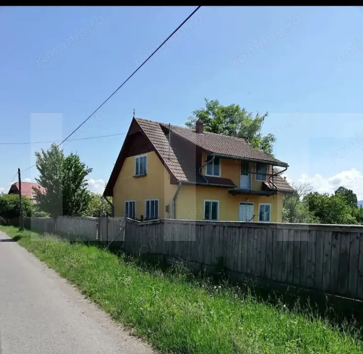 Casă dublă în comuna Hătuica, chiar în vecinătatea băilor termale.